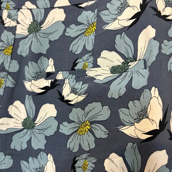 Loft Outlet Blue‎ Floral Pleated Soft Shorts Size 8 - Picture 5 of 8